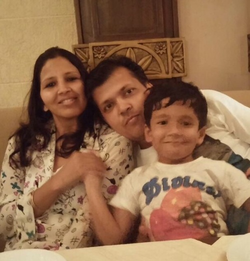 Radhika con su marido y su hijo pequeño